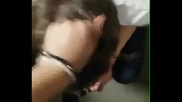 مستريس عربيه تقوم بذل كلبها وخادمها وتشتمه وتسبه في مكان عام الجزء التاني
