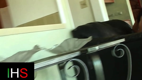 Dögös érett nőt megdugják a seggében és őrült módon élvezi