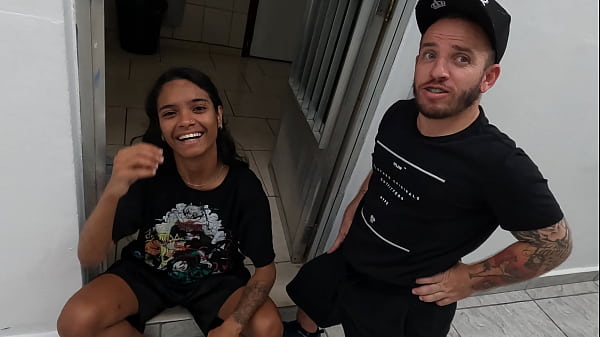 Pitoco chegou junto da ninfeta e quer meter o ferro - Jasmine Santanna