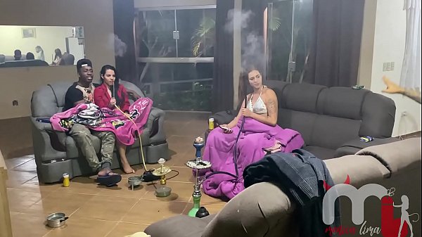 O anão adormeceu e sua namorada acabou caindo na putaria e deu a bucetinha para o pau preto grande. (AMOR E SEXO - Karen Oliver - Pistolinha Ator - Casal Porra Loka)