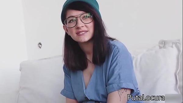 ¿Que os parece la chica timida que he pillado? Por dinero hasta rellenarle el coño me deja MERAKI