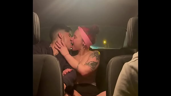 amigos follando en un taxi al regresar de fiesta camara oculta amateur