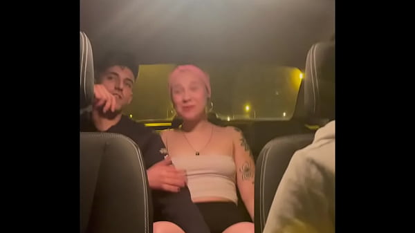 amigos follando en un taxi al regresar de fiesta camara oculta amateur