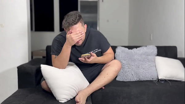 Enviei uma foto QUENTE por engano para meu colega de quarto hétero... moramos na mesma casa e o que aconteceu em seguida quebrou todas as regras | Amador Gay Real