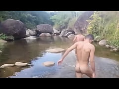  - Curioso levando rola na cachueira