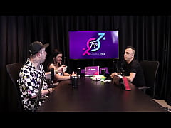  - Com sua bolsinha de cobrador de onibus Rei do Dogging coloca Monica Lima na rola - Corno observa do outro lado da mesa e goza sem ao menos se tocar completo no RED