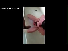 - Negão usa e mija no namorado novinho (piss)
