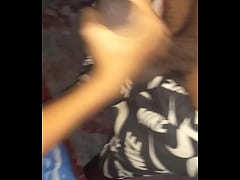  - Universitaria en primer día limpiando casa es fallada por su jefe delante de novicito