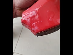  - Mais Uma gozada no Peep toe vermelho da namorada! big cumshot on girlfriend's red high heels