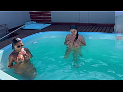  - Tia e sobrinha foram surpreendidas por 2 amigos na piscina