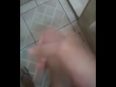  - Teen dotado batendo uma no banheiro.