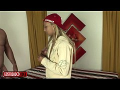  - Invadi o quarto do pai da minha amiga e ele estava pelado