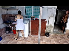  - Enquanto cunhada coloca roupa na corda , cunhado tarado se masturba e acaba fudendo a buceta grande dela