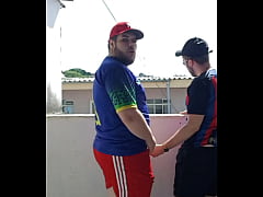  - Ursão maloka comendo branquinho tatuado na laje (COMPLETO NO RED)