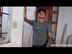  - Homem com um pau de 25 cm  trepa com todos os caras que deixaram telefone na parede. Um show de gozada!