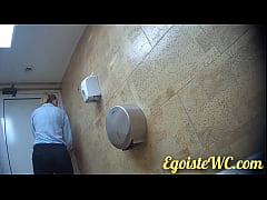  - NEW! Everyone to watch! Examining the beautiful vagina of a girl in the toilet! Gorgeous view!