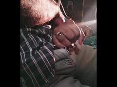  - चलती बस में खड़ा लंड चूसने का मजा