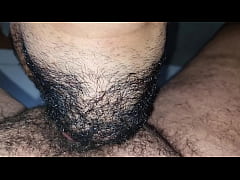  - Machão gozando com pica atolada na garganta, que delicia