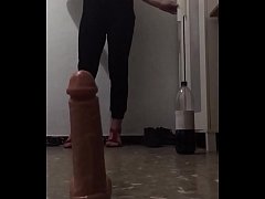  - Sissy puta chupando a fondo.