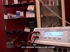  - victoria essaie les éguilles dans les seins et un plug géant dans son cul