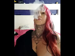  - Garota sensual fumando e provocando - Smoking fetish