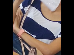  - Bajo falda en agencia Nissan