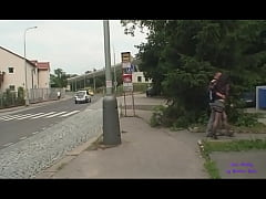  - Porta una giovane puttana a scopare sotto un ponte di un parco pubblico